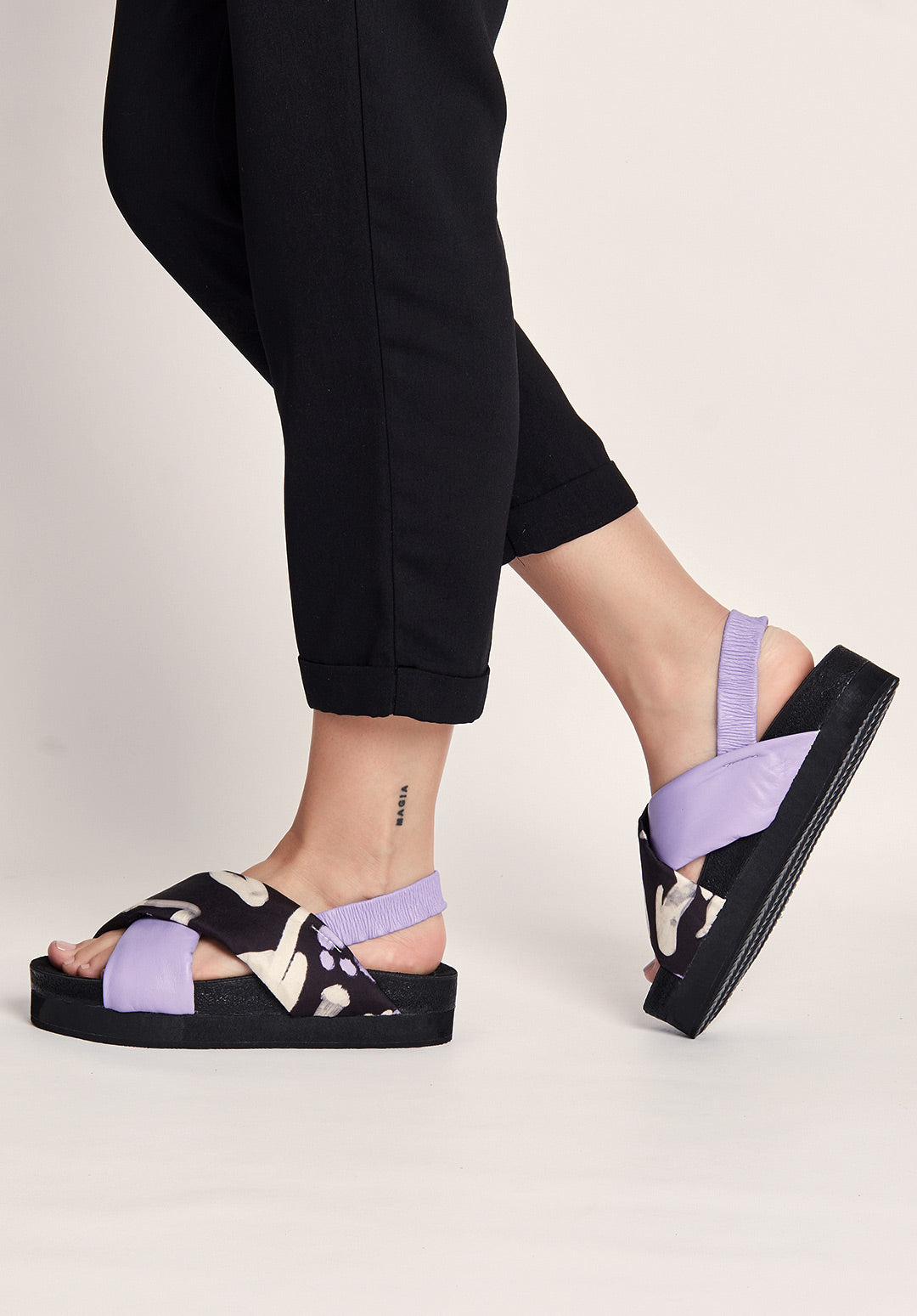 Sandalias cruzadas Animal print